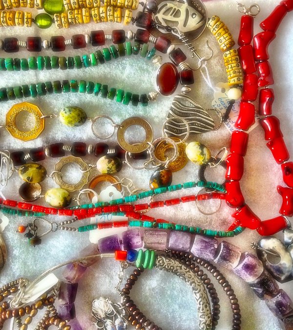 Peut-on associer des bijoux en or et en argent dans une tenue de travail sans faute de goût?