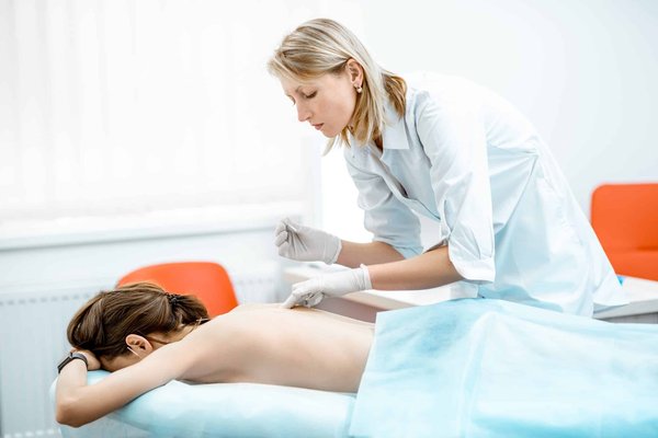 Quel rôle l'acupuncture peut-elle jouer dans le traitement des troubles hormonaux féminins?
